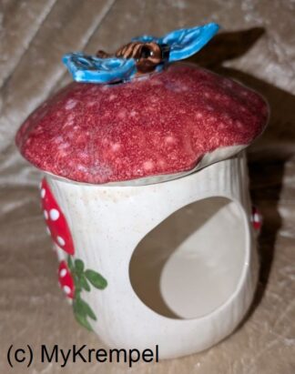 großes Pilzhaus rot